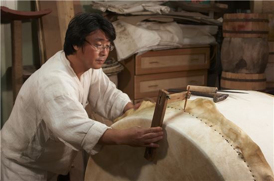 "큰북은 황소 반마리 가죽을 무두질...최상의 소리 위해 허리고장 달고 살죠"