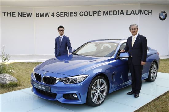 BMW 4시리즈를 디자인한 강원규씨(왼쪽)와 김효준 BMW코리아 사장
