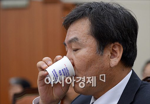 [포토]속타는 신제윤 금융위원장