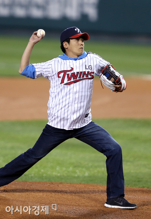 [포토] 홍경민 'LG 승리 기원 시구