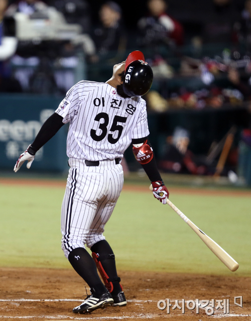 [포토] 로켓처럼 수직상승하는 이진영의 타구 