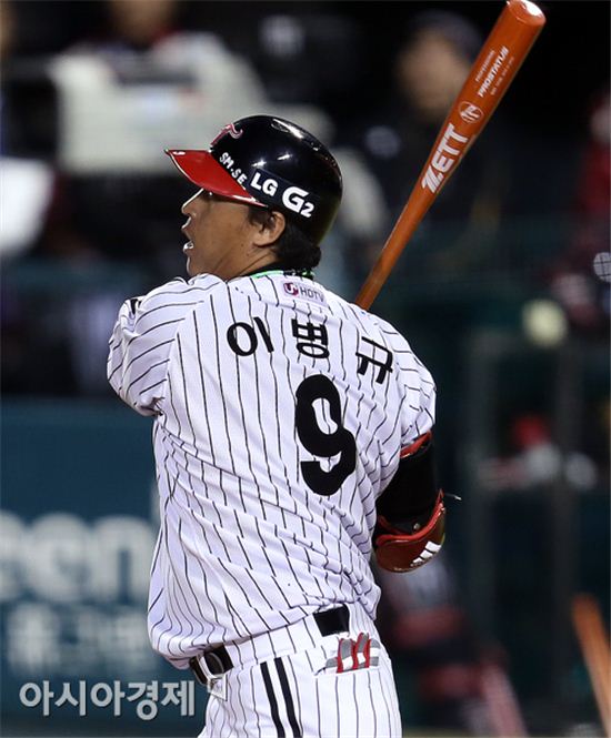 [포토] 이병규 '아차, 헛스윙 삼진'