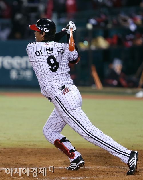 [포토] 이병규 '관중석의 적토마들 보고있나'