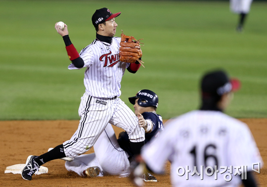 [포토] 손주인 '2루 잡고 1루로~'