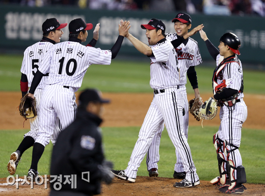 [포토] PO 2차전 승리 거둔 LG 트윈스