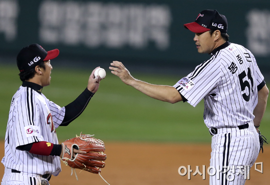 [포토] 이병규 '중근이형, 가을야구 첫 세이브 기념구 받아요~'