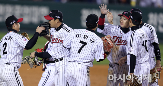 [포토] LG 트윈스 '가을야구 승리의 기쁨이란'