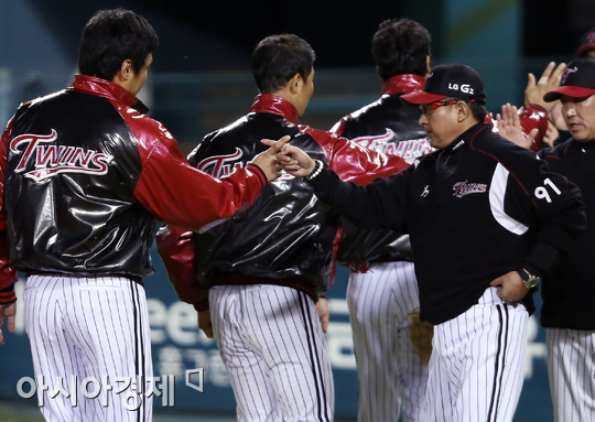 [포토] 김기태 감독 '가을검지'