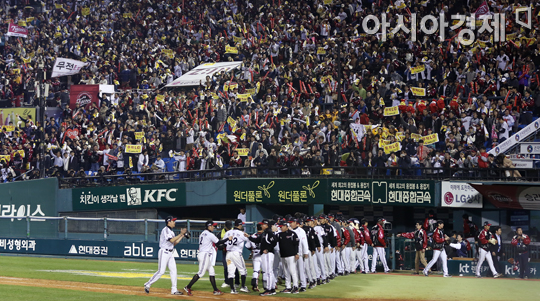 [포토] PO 2차전 승리 LG '가을은 길다'