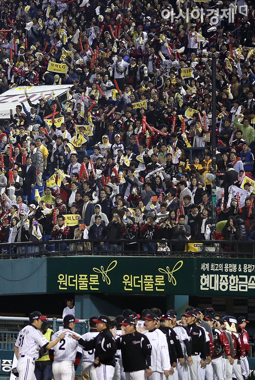 [포토] LG '11년만에 맛보는 가을야구 승리 기쁨'