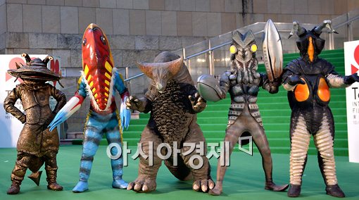 [포토]도쿄국제영화제에 나타난 울트라맨 몬스터