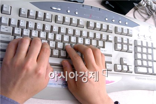 '朴대통령 비방글 작성' 40대 주부 집행유예…"표현의 자유 한계 넘어"