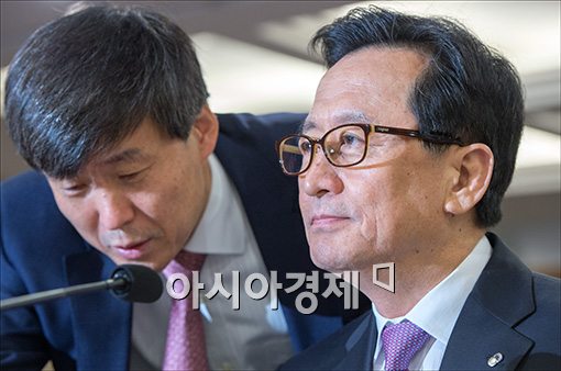 [포토]굳게 입다문 최수현 금감원장