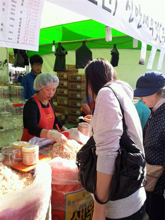 [포토]마포나루 새우젓축제장 인파 북적