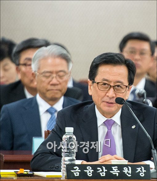 [포토]답변하는 최수현 금감원장