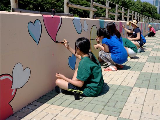 이마트 양재점 등 서초 벽화그리기 자원봉사 펼쳐 