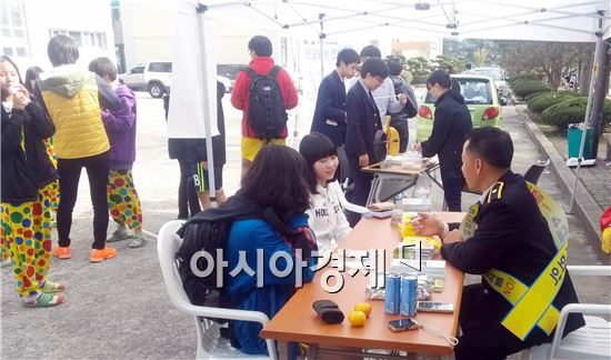 남원경찰, 남원중학교 대붕제에서 학교폭력 예방부스 운영