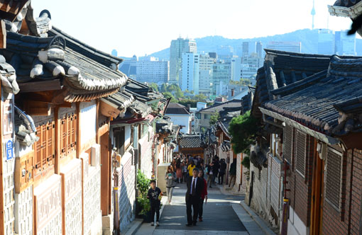 가회동 31번지 언덕에서 바라본 한옥의 풍경과 멀리 보이는 서울 도심. 
