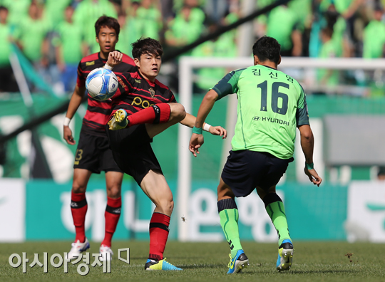 [포토] 신광훈 '뒤꿈치로 볼 컨트롤'
