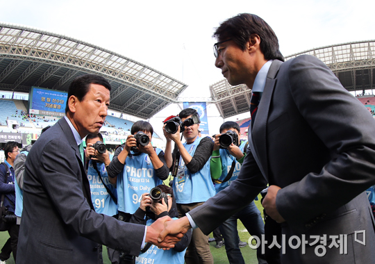 [포토] 악수 나누는 최강희-황선홍 '양보는 없다'