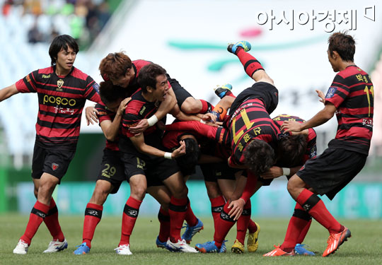 [포토] 기쁨에 뒤엉킨 포항 스틸러스