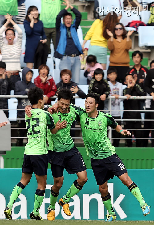 [포토] 동점골 넣고 기뻐하는 김기희