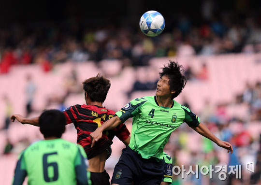 "이것이 공격축구" 전주성 달군 전북-포항의 진검승부