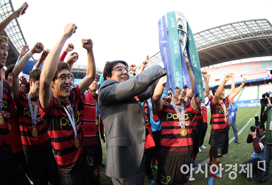 [포토] 황선홍 감독 'FA컵 우승 트로피는 올해도 포항의 품에'