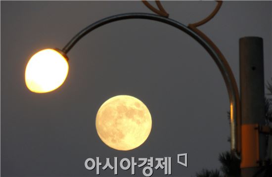 [포토]휘엉청 밝은 보름달과 가로등 