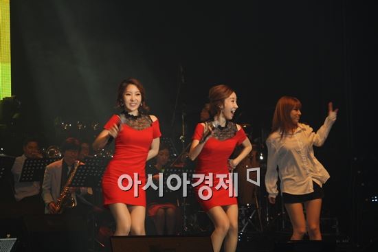 [포토] 쌍둥이 윙크 '신명나게 얼쑤~얼쑤'