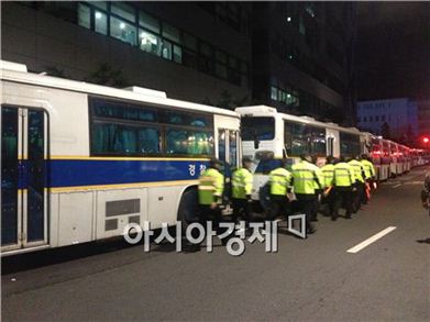 19일 시청에서 열린 2개의 집회에 경찰인력이 대거 투입되면서 도로 한 켠이 경찰차로 가득 차 있다.  