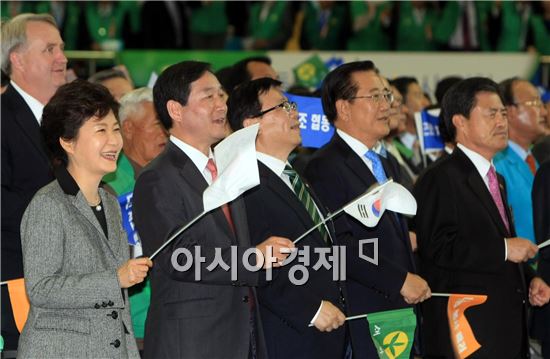 [포토]새마을 노래 부르는 '박근혜 대통령'