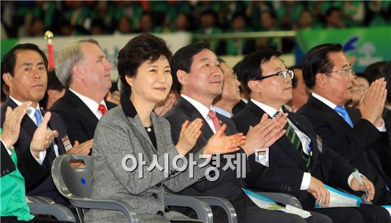 [포토]박수치는 박근혜 대통령