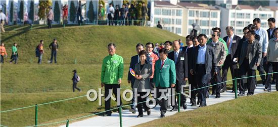 [포토]정원박람회 둘러보는 박근혜 대통령