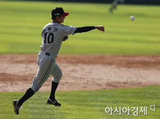 [포토] 권용관 '1루로 쏜다'