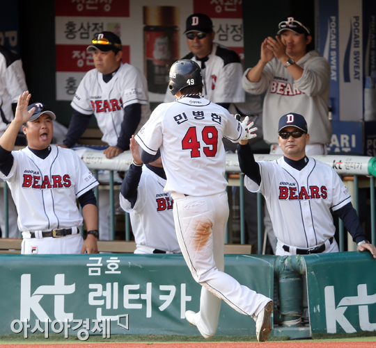 [포토] 홈인하는 민병헌