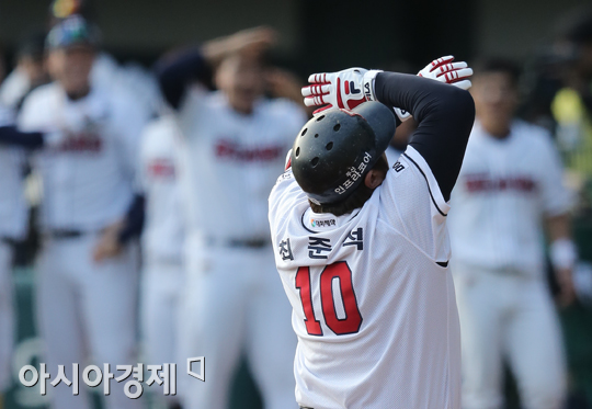 [포토] 최준석 쐐기포 세레모니