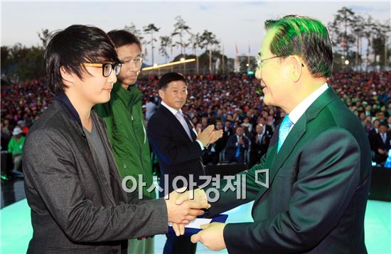 [포토]순천정원박람회 유공자에게 표창하는 박준영 전남지사