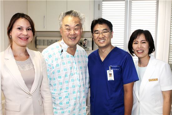 대전 선병원에서 혈관내 대동맥류교정술을 받은 우즈베키스탄(왼쪽에서 2번째) 전 대통령 주치의 오가이 빌겜교수와 김영균(3번째) 과장.