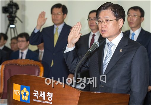 [포토]증인선서하는 김덕중 국세청장