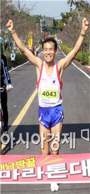 풀코스 남지부 우승을 차지한 유세준 선수가 환호하고 있다.