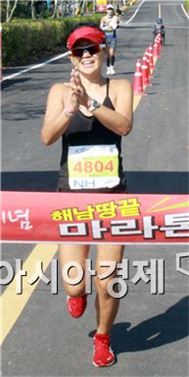 풀코스 여자부 우승을 차지한 박천순씨 선수가 환호하고 있다.