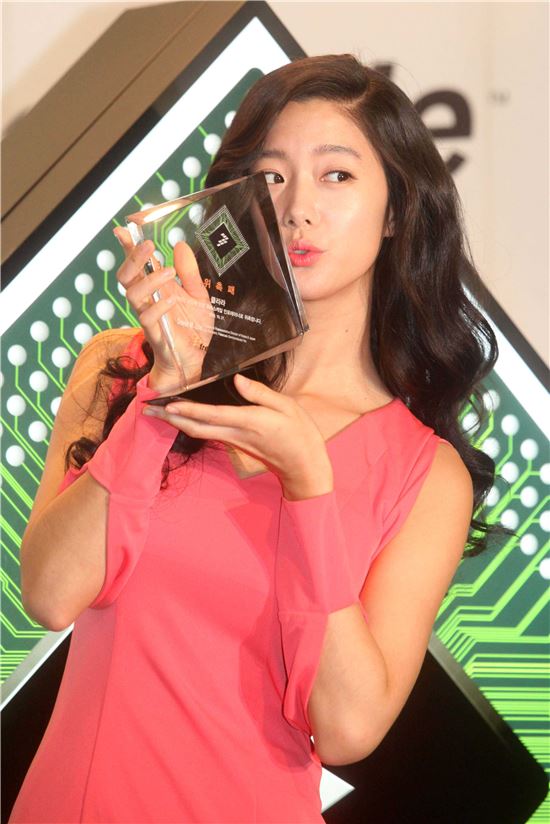 [포토]클라라의 입맞춤