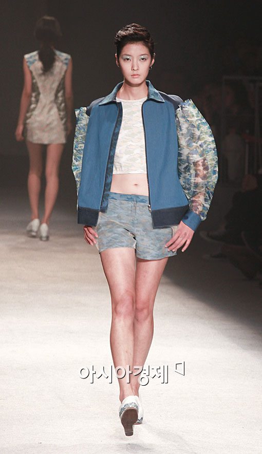 [포토]홍혜진 패션쇼, 배꼽 드러내고 자신감있게~