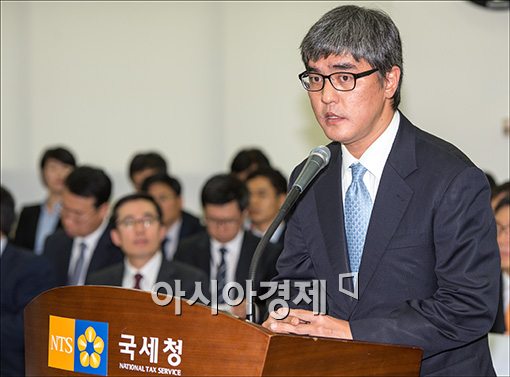 [포토]답변하는 김우중 전 회장의 아들 김선용