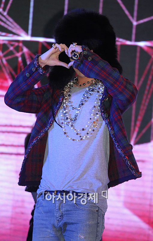 [포토]지드래곤, 사랑의 하트 날리며~