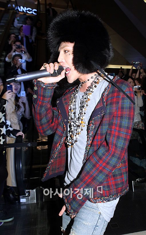 [포토]지드래곤, 무대 아래로 내려와 '삐딱하게'