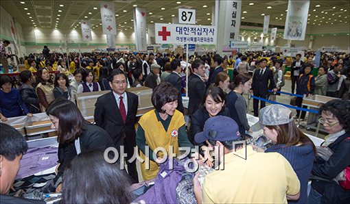 [포토]옷 파는 홍라희 관장