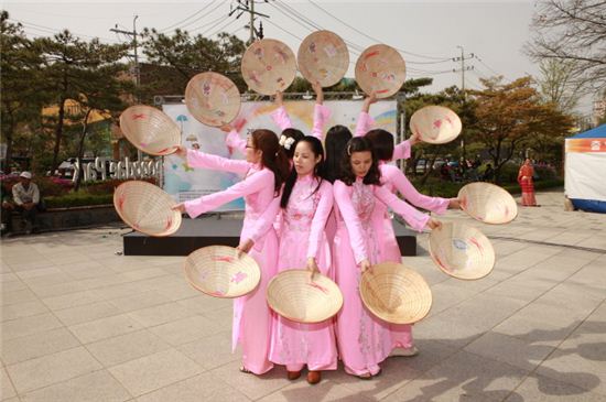 지난해 다문화축제 베트남 전통춤 