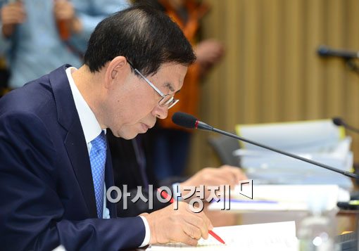 [포토]박원순 시장님은 공부중 